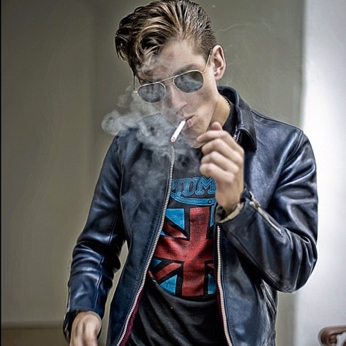 Alex Turner fumando un cigarrillo (o marihuana)
